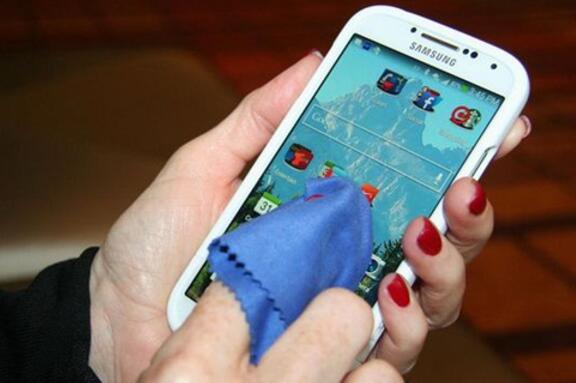 图:手机屏幕脏了正确保洁方法